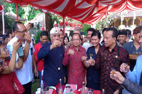 Foto Gubernur Bali Beserta Jajaran Dari Kementerian Dalam Negeri Sedang Mencoba Arak Bali