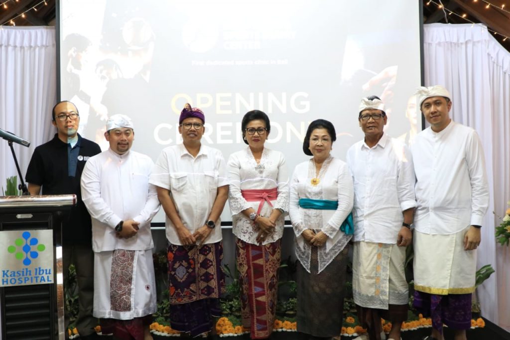 Foto Bersama Ny. Putri Koster Beserta Para Penyelenggara Acara Pembukaan Bali Physio & Injury Center
