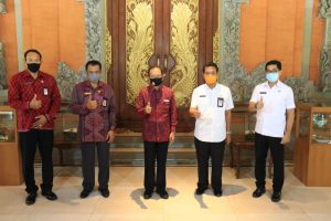 GUBERNUR KOSTER LUNCURKAN PROGRAM PASAR GOTONG ROYONG KRAMA BALI GUNA ATASI KENDALA PEMASARAN