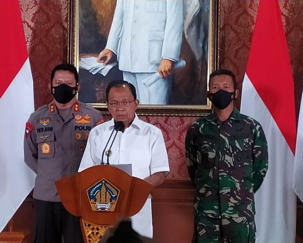 Gubernur Bali, Wayan Koster, bersama pejabat terkait berfoto bersama usai menggelar konferensi pees tentang pemberlakuan SE Gubernur Bali No. 9 Tahun 2021