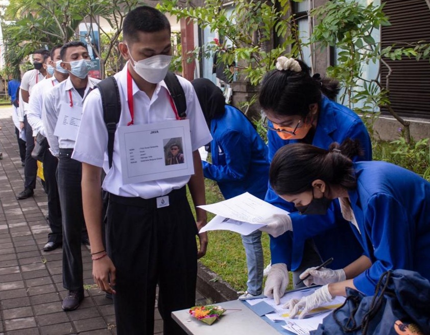 Mahasiswa baru ITB STIKOM Bali secara tertib mengikuti Pra GMTI untuk pengambilan atribut