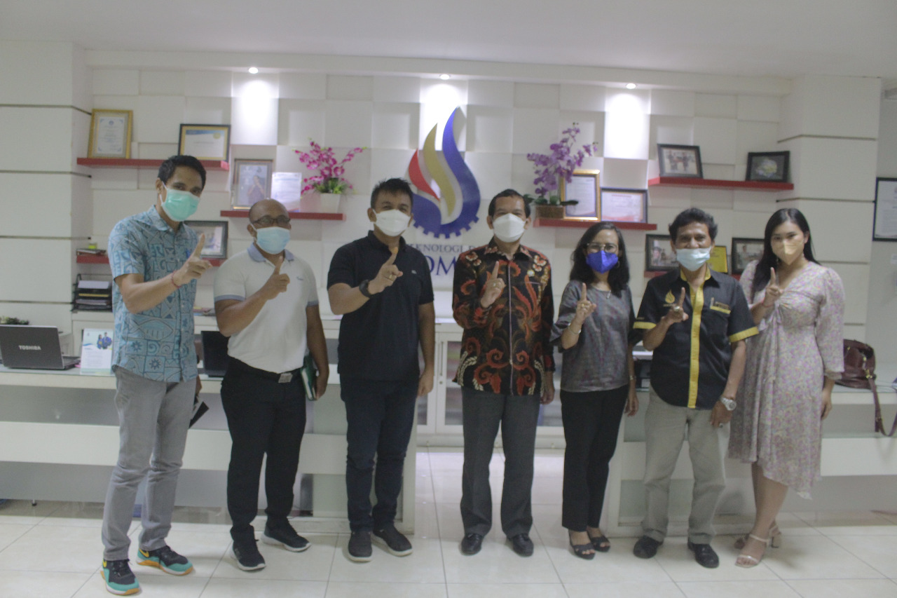 Wakil Bupati Jembrana I Gede Patriana Krisna (baju kaos hitam) bersama staf Bagian Humas dan Protokol berkunjung ke ITB STIKOM Bali, Renon, Denpasar, Kamis (9/9/2021) malam.