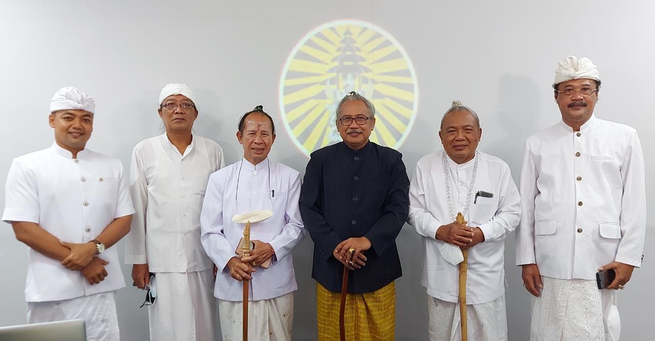Dari kiri: Nararya Narotama, Made Mangku Sulasa Jaya, Ida Pandita Mpu Jaya Brahmananda, Ida Pandita Mpu Nabe Jaya Acharyananda, Ida Pandita Mpu Acharya Jaya Daksa Vedananda, dan I Made Sarjana.