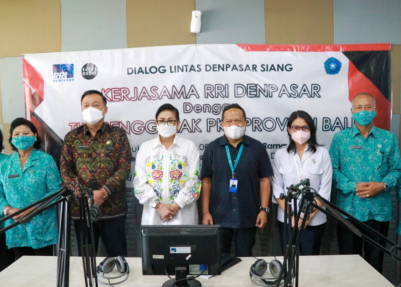 Ny. Putri Suastini Koster Berdialog Cara Pola Asuh Anak dan Remaja di Era Digital (PAAREDI)