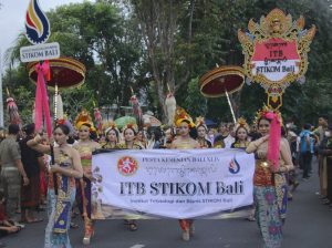 Penampilan mahasiswa ITB STIKOM Bali di depan pangggung kehormatan pembukaan PKB ke-44, Minggu (12/06/2022) sore.