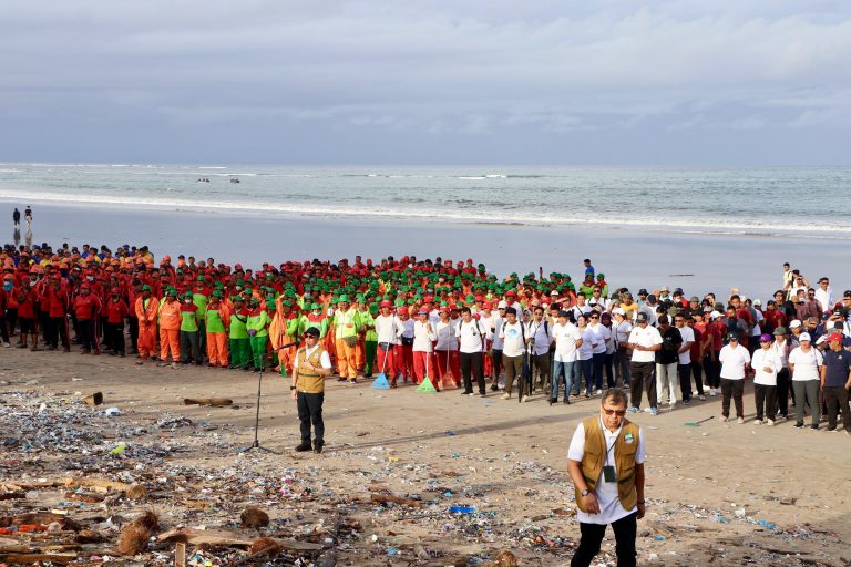 Pj Gubernur Mahendra Jaya Apresiasi Perhatian Pemerintah Pusat Terhadap Kebersihan Pantai Kuta