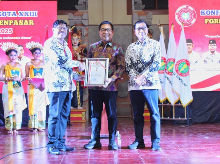 Buka Konferensi Kota PGRI Denpasar Masa Bhakti XXIII, Wawali Arya Wibawa Dianugrahi Penghargaan Dwija Praja Nugraha