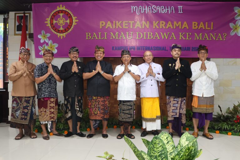 Pj. Gubernur Bali S.M. Mahendra Jaya Resmi Membuka Mahasabha II Paiketan Krama Bali