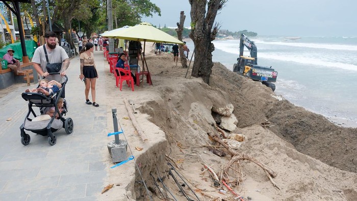 Dua Alat Berat Dikerahkan, PUPR Badung Rapikan Jalur Pejalan Kaki di Pantai Kuta